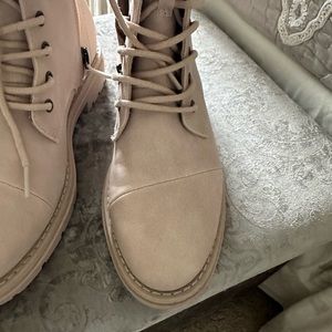 New Tom's side zip cream boots